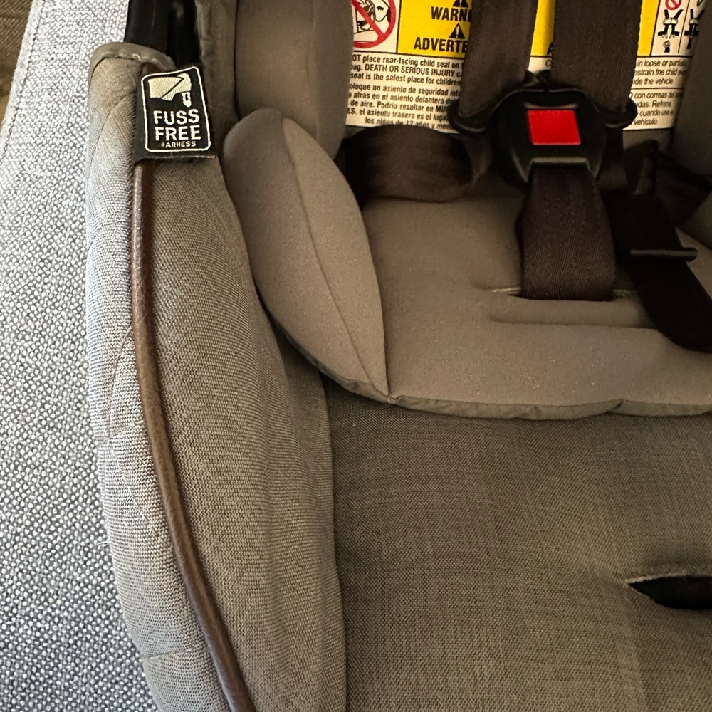 Infant Car Seat Graco Snugride Premier in Midtown